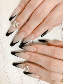 スカルプチュア。黒変形フレンチ。